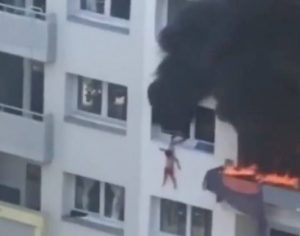 Crianças pulam de prédio e escapam de incêndio; assista o vídeo