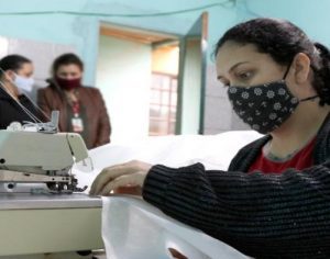 Empreendedoras de Lerrovile produzem aventais hospitalares