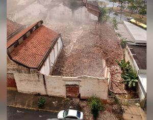 Após chuva, barracões desabam no Centro de Londrina