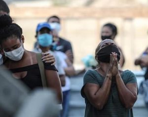 Negros e mulheres chefes de família são maiores vítimas da pandemia