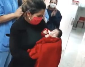 Bebê de 1 mês com coronavírus recebe alta após 10 dias na UTI no Paraná