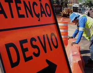 Trecho bloqueado na Avenida Wiston Churchill tem inversão de pista