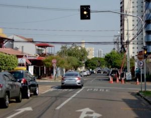 Semáforos entre as ruas Paranaguá e Guararapes começam a funcionar