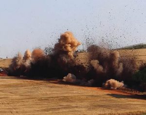 Rocha é detonada na Estrada do Limoeiro para obra do Arco Leste
