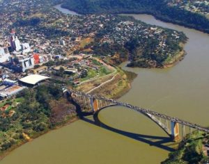 Brasil e Paraguai reabrem parcialmente suas fronteiras para comércio