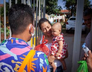 Com novo formato, moradores da Vila Yara fazem festa para crianças