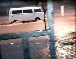 Chuva causa pontos de alagamentos em Londrina; veja o vídeo