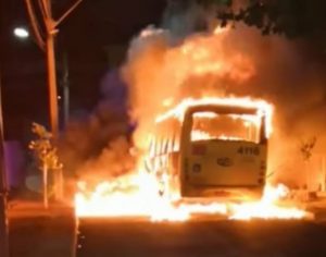 Mais um ônibus é incendiado na Zona Norte de Londrina