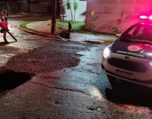 Chuva abre buraco em rua com obra na Zona Oeste de Londrina