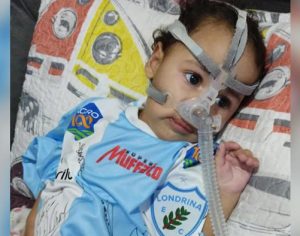 Família rifa camisa do LEC para salvar filha que precisa de remédio de R$ 12 milhões