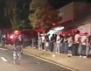 Bar lotado é lacrado após descumprir decreto pela 3ª vez em Londrina; VÍDEO