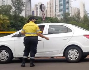 CMTU realiza blitz educativa na Zona Oeste de Londrina