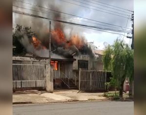 VÍDEO: casa é tomada pelo fogo no Jardim Shangri-lá em Londrina