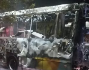 Ônibus foi incendiado em retaliação a morte em confronto, diz PM