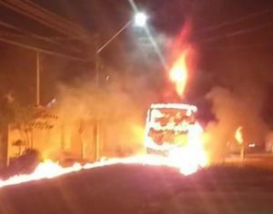 Vídeo: ônibus é incendiado na Zona Norte de Londrina; polícia investiga