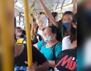 Foto mostra ônibus lotado com idosos em meio à pandemia em Londrina