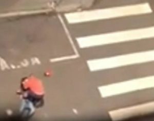 Homem agride morador de rua no Centro de Londrina; VÍDEO