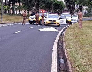 Homem morre atropelado ao tentar atravessar a Avenida Leste Oeste
