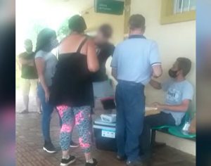 Homem chuta caixa de vendedor de salgados em UPA de Londrina; VÍDEO