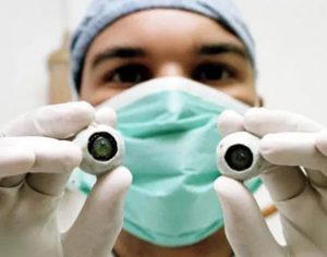 Cego volta a enxergar após 1º transplante de córnea artificial do mundo