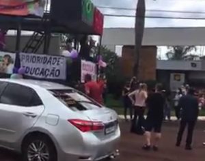 Protesto em frente a casa do prefeito de Londrina pede aulas presenciais