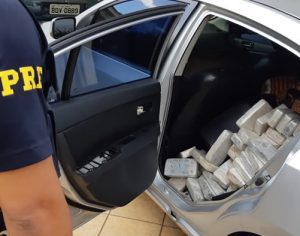PRF prende casal com droga avaliada em cerca de R$ 450 mil em Londrina