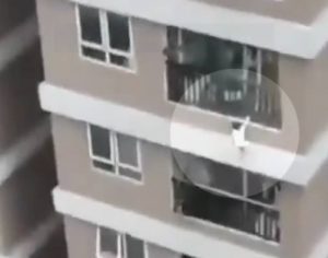 Entregador salva vida de garotinha que caiu do 12º andar no Vietnã; VÍDEO