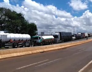 Caminhoneiros e motoristas de app bloqueiam a PR-445 em Londrina