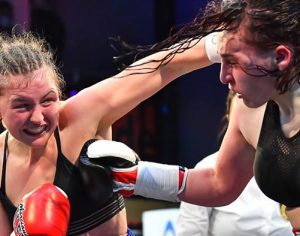 Lutadora fica com rosto desfigurado após choque de cabeça; veja imagens