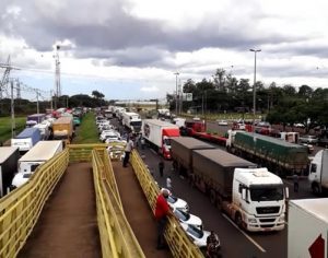 Caminhoneiros e motoristas voltam a fechar trecho da PR-445