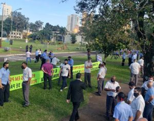 Trabalhadores do transporte coletivo protestam; paralisação continua