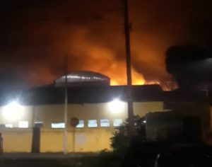 Moradores ateiam fogo e protestam contra morte de jovem em Londrina