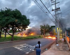 Populares bloqueiam Dez de Dezembro em protesto pela morte de jovem