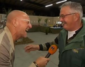 Granjeiro começa a rir igual as galinhas e repórter tem ataque de riso