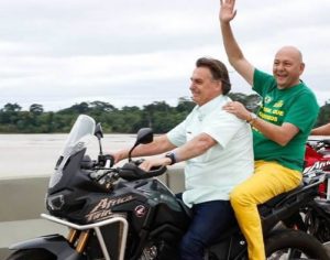 Bolsonaro comete duas infrações gravíssimas em passeio de moto