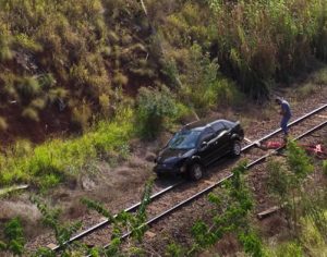 Motorista cai em ribanceira de linha férrea com 15 m de altura em Londrina