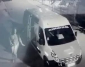 Câmera flagra mulher nua saindo de ambulância da região em Londrina