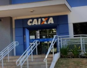 Agência da Caixa é invadida e incendiada em Londrina
