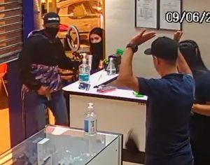 Polícia tenta identificar casal que assaltou loja de celulares em Londrina