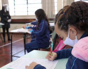 Covid: Saúde aconselha uso de máscaras em escolas de Londrina