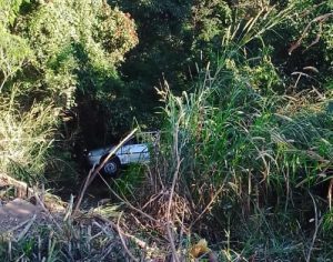 Corpo de homem é encontrado próximo de carro caído em ribanceira