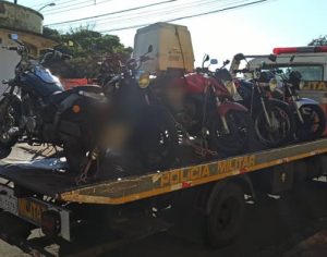 Polícia recolhe 12 motos e 2 carros após mais uma blitz em Londrina