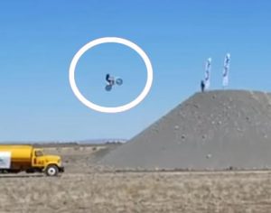 Vídeo: motociclista morre ao tentar bater recorde mundial de salto à distancia