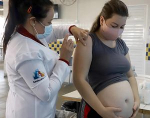 Londrina libera vacina bivalente para 60 anos, grávidas e puérperas