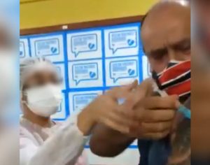 Vídeo: homem arranca seringa de enfermeira e aplica vacina anti-covid