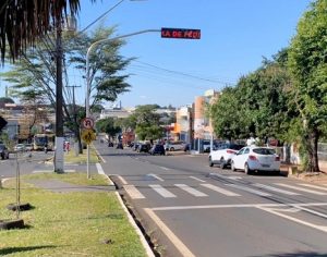 Painéis digitais são acionados na Avenida Arthur Thomas