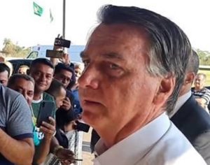Bolsonaro chama de ‘idiota’ quem defende comprar feijão em vez de fuzil; veja