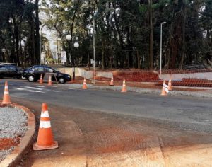 Obras alteram trânsito no entorno do Bosque Central em Londrina
