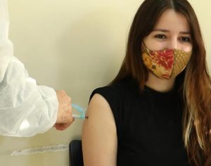 Covid: Ministério da Saúde recomenda dose de reforço para adolescentes