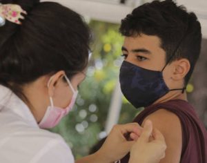 Londrina libera terceira dose contra covid-19 para adolescentes